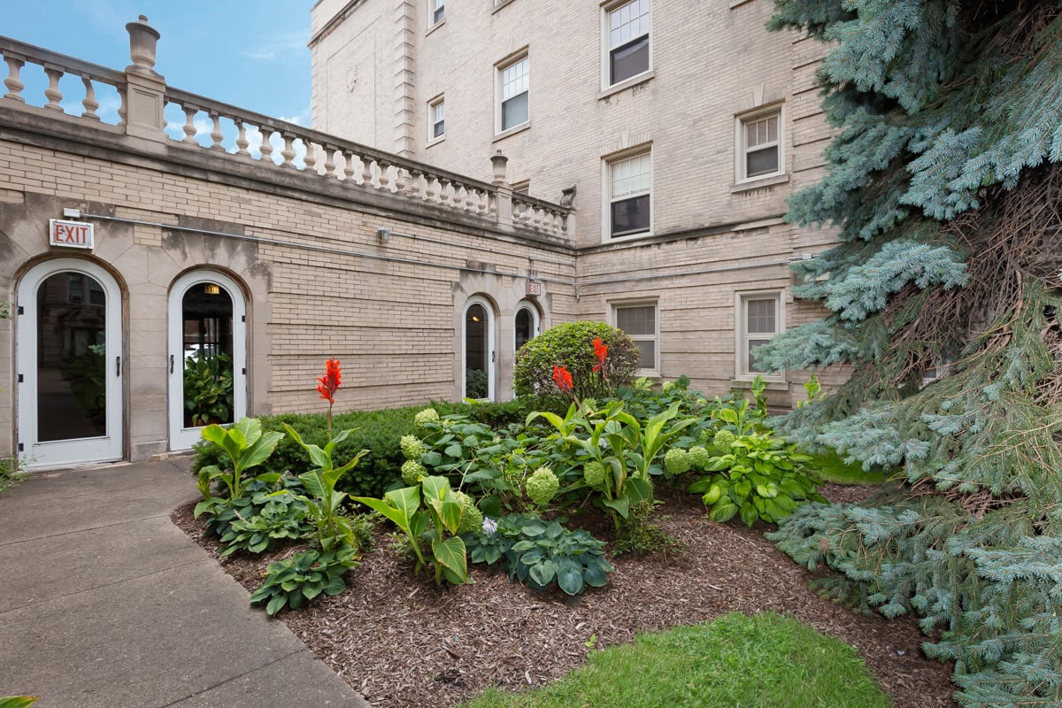 view of private courtyard with lush greenery